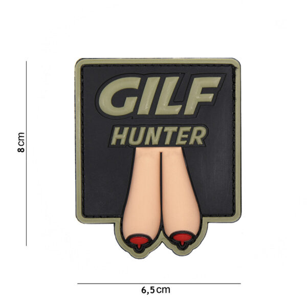 444130 4085 99 01 <p>Voeg een stoere uitstraling toe aan je uitrusting met het 3D PVC Embleem Gilf Hunter in coyote kleur. Dit hoogwaardige embleem is vervaardigd van duurzaam PVC en beschikt over een handige klittenband aan de achterzijde, waardoor je het eenvoudig kunt bevestigen op kleding, rugzakken of andere gear. Ideaal voor zowel militaire toepassingen als outdoor avonturen, biedt dit embleem niet alleen stijl, maar ook functionaliteit. Maak je uitrusting compleet met dit unieke accessoire.</p>
