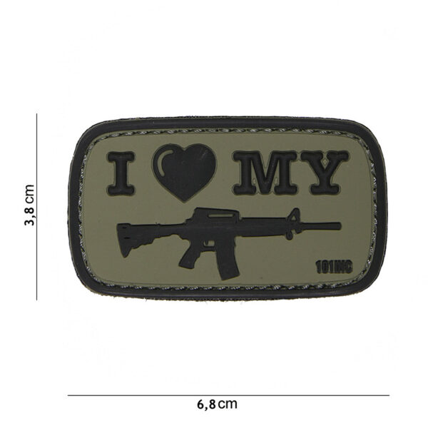 444130 4093 99 01 <p>Voeg een persoonlijke touch toe aan je uitrusting met het Embleem 3D PVC 'I Love my M4' in groen. Dit hoogwaardige embleem is vervaardigd van duurzaam PVC en voorzien van een klittenband aan de achterzijde, waardoor je het eenvoudig kunt bevestigen op alle soorten kleding of gear. Perfect voor de echte M4-liefhebber die zijn passie wil tonen, zowel in het veld als in de vrije tijd. Een must-have accessoire voor elke outdoor- of militaire fan!</p>