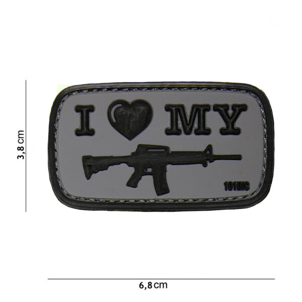 444130 4094 99 01 <p>Het 3D PVC embleem 'I Love my M4' in zwart is een stijlvolle toevoeging voor elke militaire of outdoor liefhebber. Dit embleem beschikt over een stevige klittenband aan de achterzijde, waardoor het eenvoudig te bevestigen is op jassen, rugzakken of andere uitrusting. Met zijn opvallende ontwerp en hoge kwaliteit is dit embleem niet alleen functioneel, maar ook een geweldige manier om uw passie voor de M4 te tonen.</p>