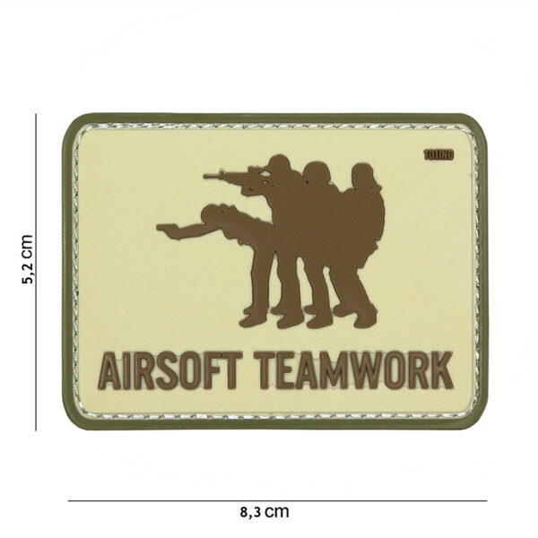 444130 4095 99 01 <p>Ontdek het 3D PVC Embleem Airsoft Teamwork in de kleur coyote (#16055). Dit hoogwaardige embleem is vervaardigd van stevig PVC en is voorzien van klittenband aan de achterzijde, waardoor het eenvoudig te bevestigen is op uw uitrusting. Perfect voor airsoftliefhebbers die hun teamgeest willen tonen. Voeg een stoere touch toe aan uw gear met dit duurzame en veelzijdige embleem.</p>