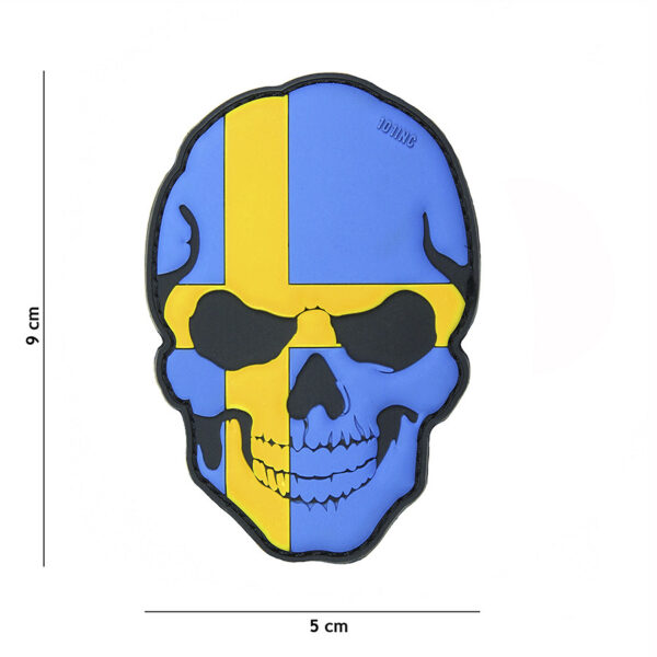 444130 5007 99 01 <p>Voeg een stoere uitstraling toe aan je uitrusting met het 3D PVC skull embleem uit Zweden. Dit hoogwaardige embleem is voorzien van een handige klittenband aan de achterzijde, waardoor het eenvoudig te bevestigen is op jassen, rugzakken of andere uitrusting. Met zijn gedetailleerde ontwerp en duurzame materialen is dit embleem niet alleen een stijlvol accessoire, maar ook perfect voor elke outdoor- en militaire liefhebber. Maak je look compleet met dit unieke embleem!</p>