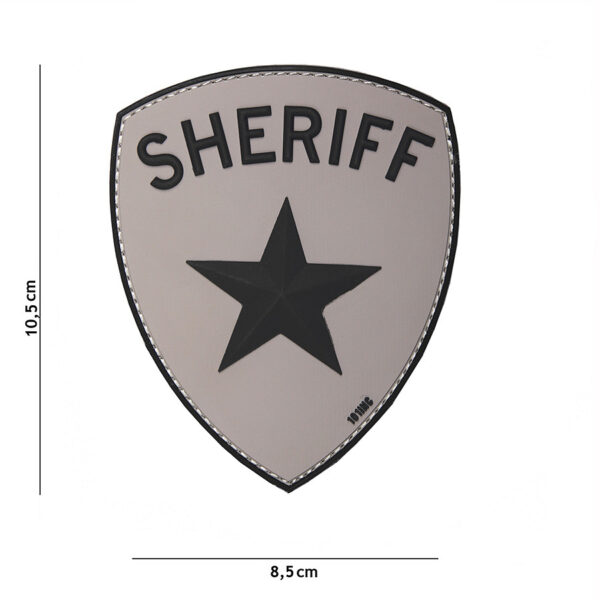 444130 5022 99 01 <p>Het 3D PVC Sheriff embleem in grijs (#18042) is een hoogwaardige patch die perfect is voor het personaliseren van uw militaire of outdoor uitrusting. Dit embleem is vervaardigd van duurzaam PVC en is voorzien van klittenband aan de achterzijde, waardoor het eenvoudig te bevestigen en te verwijderen is. Voeg een stoere touch toe aan uw gear met dit opvallende en functionele embleem.</p>