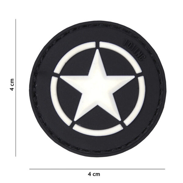 444130 5036 99 01 <p>Dit hoogwaardige 3D PVC embleem met een zwarte Allied ster is perfect voor het personaliseren van uw militaire of outdoor uitrusting. Voorzien van klittenband aan de achterzijde, kan het eenvoudig op verschillende materialen worden bevestigd. Dit embleem is geïnspireerd op de iconische sterren die werden gebruikt door geallieerde voertuigen tijdens de Tweede Wereldoorlog, en voegt een authentiek detail toe aan uw outfit.</p>