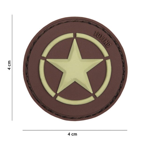 444130 5037 99 01 <p>Dit 3D PVC embleem van de Allied star in bruine kleur (#18045) is voorzien van klittenband aan de achterzijde, waardoor het eenvoudig te bevestigen is. Het embleem is geïnspireerd op de herkenningstekens van de geallieerde voertuigen uit de Tweede Wereldoorlog en voegt een authentiek element toe aan uw militaire of outdoor uitrusting. Perfect voor het personaliseren van kleding, tassen of andere uitrusting.</p>