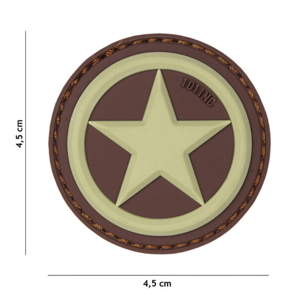 444130 5041 99 01 <p>Het 3D PVC embleem met de iconische USA ster in coyote kleur is perfect voor militaire en outdoor liefhebbers. Dit embleem is voorzien van klittenband aan de achterzijde, waardoor het eenvoudig te bevestigen is op kleding, tassen of uitrusting. Het ontwerp is geïnspireerd op de WWII Amerikaanse militaire voertuigen en voegt een authentieke touch toe aan uw gear. Een must-have voor elke verzamelaar of enthousiasteling!</p>