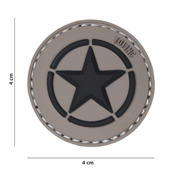 444130 5045 99 01 <p>Het 3D PVC embleem met klittenband in grijs (#18047) is een authentieke replica van de WWII Allied Vehicle Star. Dit embleem, ontworpen voor militaire en outdoor fans, weerspiegelt de rijke geschiedenis van de geallieerde strijdkrachten. Het biedt een simpele maar krachtige manier om je uitrusting te personaliseren en tegelijk een eerbetoon te brengen aan de dappere soldaten uit de Tweede Wereldoorlog.</p>