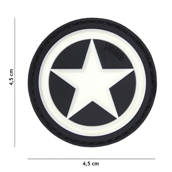 444130 5046 99 01 <p>Het Embleem 3D PVC USA star wit #18061 is een hoogwaardig embleem dat perfect is voor fans van de Amerikaanse cultuur. Dit duurzame PVC-embleem is voorzien van klittenband aan de achterzijde, waardoor het eenvoudig te bevestigen is aan kleding, tassen of andere uitrusting. Met zijn opvallende ontwerp voegt dit embleem een unieke touch toe aan je outfit of gear, ideaal voor militaire en outdoor liefhebbers.</p>