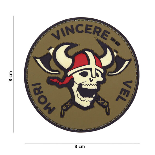 444130 5064 99 01 <p>Ontdek het stijlvolle 3D PVC embleem Mori Vincere Vel in opvallend rood en wit. Dit duurzame embleem is voorzien van klittenband aan de achterzijde, waardoor het eenvoudig te bevestigen is op kleding of uitrusting. Perfect voor zowel militaire als outdoor liefhebbers die hun gear een persoonlijke touch willen geven. Met de SKU #19002 is dit embleem een must-have voor elke fan van unieke en functionele accessoires.</p>