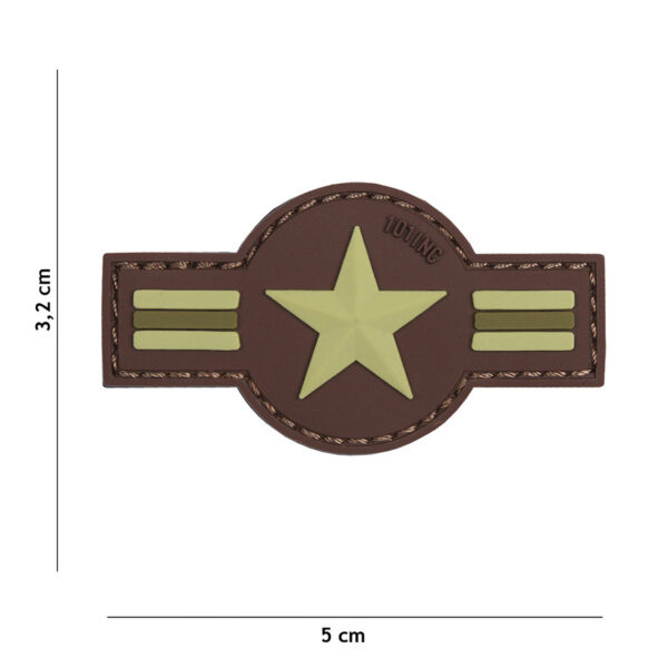 444130 5069 99 01 <p>Het 3D PVC Embleem van de U.S. Air Force in bruin is een stijlvolle toevoeging aan uw militaire of outdoor uitrusting. Dit hoogwaardige embleem is voorzien van een praktische klittenbandsluiting aan de achterzijde, waardoor het eenvoudig te bevestigen is op kleding, rugzakken of andere uitrusting. Met zijn stevige constructie en gedetailleerde ontwerp is dit embleem perfect voor verzamelaars en enthousiastelingen van de luchtmacht.</p>