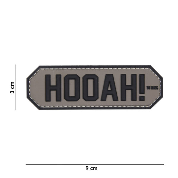 444130 5072 99 01 <p>Het HOOAH! embleem in 3D PVC is een stoer en veelzijdig accessoire voor elke militaire of outdoor enthusiast. Dit embleem, met een stijlvolle grijze kleur, is voorzien van een praktische klittenband achterzijde, waardoor je het eenvoudig kunt bevestigen aan kleding, rugzakken of andere uitrusting. Geef je outfit een unieke uitstraling en laat je karakter zien met dit duurzame en flexibele embleem.</p>