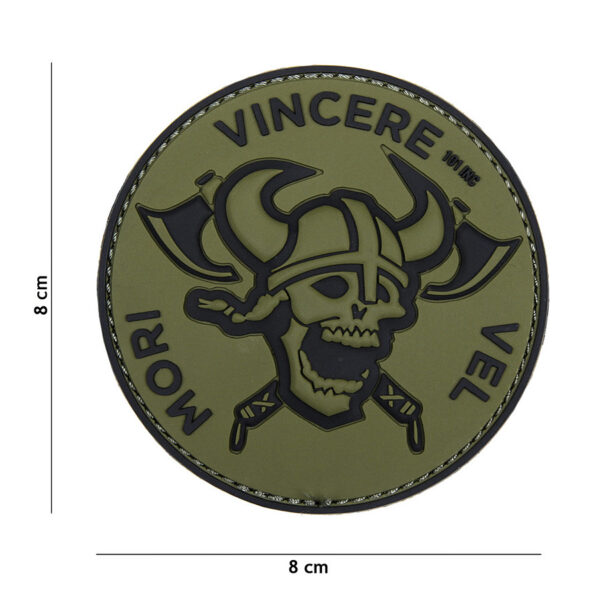 444130 5075 99 01 <p>Het 3D PVC embleem Mori Vincere Vel in de kleur groen (#18088) is een kwalitatief hoogwaardig embleem dat perfect is voor militaire en outdoor toepassingen. Dit embleem is voorzien van een sterke klittenband aan de achterzijde, waardoor het eenvoudig aan kleding of uitrusting kan worden bevestigd. Het biedt niet alleen een unieke uitstraling, maar ook functionaliteit en duurzaamheid, waardoor het een ideale keuze is voor elke avontuurlijke gebruiker.</p>