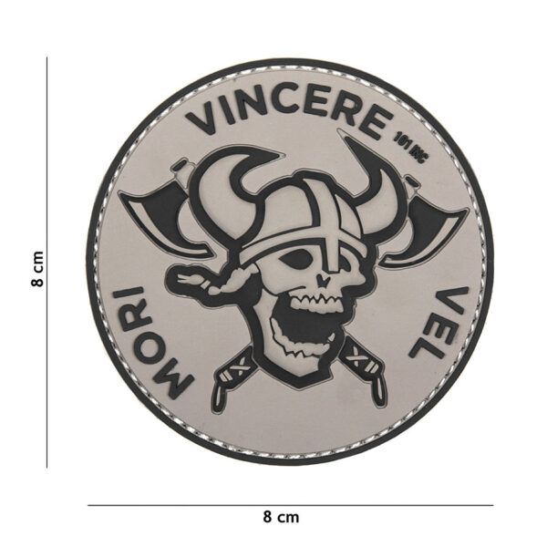 444130 5076 99 01 <p>Voeg een stoere uitstraling toe aan je uitrusting met het 3D PVC Embleem Mori Vincere Vel in grijs (#19001). Dit hoogwaardige embleem is voorzien van een praktische klittenbandachterzijde, waardoor je het eenvoudig kunt bevestigen op kleding, rugzakken of andere uitrusting. Het duurzame PVC-materiaal garandeert dat het embleem bestand is tegen de elementen en intensief gebruik. Perfect voor militaire en outdoor liefhebbers die een persoonlijke touch aan hun gear willen geven.</p>