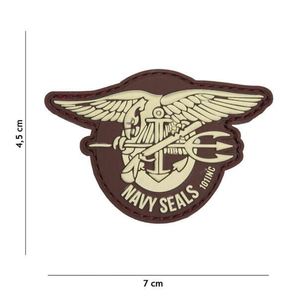 444130 5078 99 01 <p>Ontdek het Embleem 3D PVC Navy Seals bruin #18020, een duurzame en stoere toevoeging aan uw outdoor uitrusting. Dit hoogwaardige embleem is vervaardigd uit stevig PVC en is voorzien van een praktische klittenband achterzijde, waardoor het eenvoudig te bevestigen is op uw kleding of uitrusting. Perfect voor militairen, outdoor liefhebbers en iedereen die zijn of haar stijl wil accentueren met een herkenbaar symbool van de Navy Seals.</p>