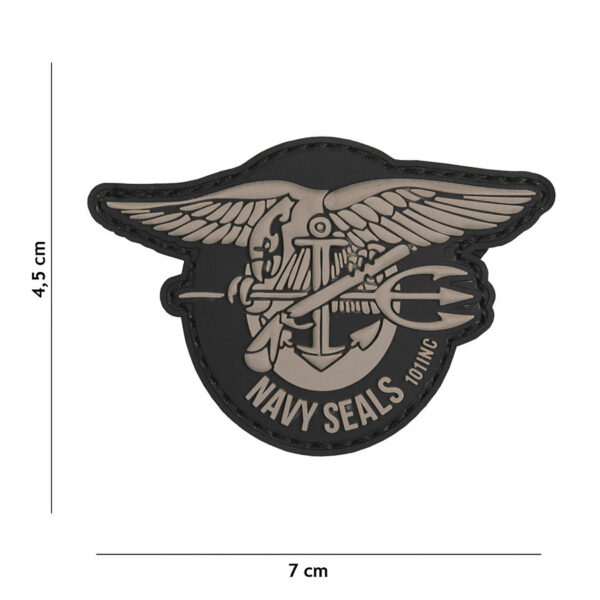 444130 5082 99 01 <p>Ontdek het 3D PVC embleem van de Navy Seals in een stijlvolle grijze uitvoering (#18023). Dit hoogwaardige embleem is voorzien van een praktische klittenbandsluiting aan de achterzijde, waardoor het eenvoudig op verschillende kledingstukken of uitrusting kan worden bevestigd. Perfect voor militaire en outdoor liefhebbers die hun outfit willen personaliseren met een herkenbaar en stoer ontwerp. Voeg een vleugje avontuur toe aan je gear met dit duurzame en opvallende embleem.</p>