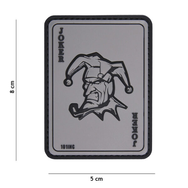 444130 5094 99 01 <p>Voeg een unieke uitstraling toe aan je uitrusting met het 3D PVC Joker embleem in grijs (#18085). Dit hoogwaardige embleem is voorzien van een stevige klittenband aan de achterzijde, waardoor het eenvoudig te bevestigen is op kleding, tassen of andere uitrusting. Ideaal voor zowel militaire toepassingen als outdoor activiteiten, biedt dit embleem niet alleen stijl, maar ook functionaliteit. Maak je look compleet met dit opvallende ontwerp!</p>