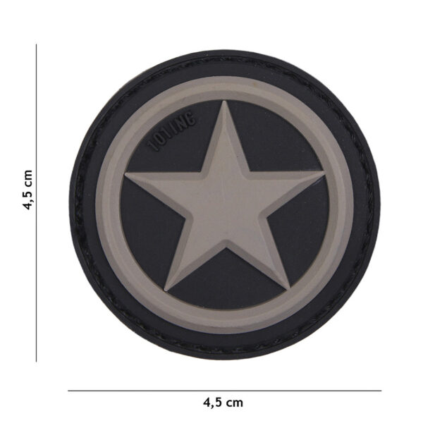 444130 5098 99 01 <p>Voeg een stoer accent toe aan je uitrusting met het Embleem 3D PVC USA star in grijze kleur. Dit hoogwaardige embleem is vervaardigd uit duurzaam PVC en voorzien van klittenband aan de achterzijde, waardoor het eenvoudig te bevestigen is op kleding, tassen of andere uitrusting. Perfect voor militaire en outdoor fans die hun stijl willen personaliseren. Met deze emblematiek straal je niet alleen een krachtige uitstraling uit, maar laat je ook zien waar je voor staat.</p>