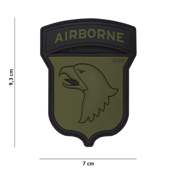 444130 5099 99 01 <p>Dit 3D PVC embleem van de 101st Airborne Division in groen, met klittenband aan de achterzijde, is een eerbetoon aan de legendarische "Screaming Eagles". Dit embleem symboliseert de elite luchtmobiele eenheid van het Amerikaanse leger, bekend om hun moed en tactische vaardigheden in diverse militaire operaties. Perfect voor het personaliseren van uw uitrusting of als verzamelobject voor liefhebbers van militaire geschiedenis.</p>