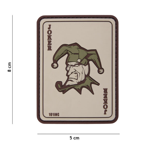 444130 5100 99 01 <p>Het Embleem 3D PVC Joker coyote #18086 is een stevig en opvallend embleem dat perfect is voor militaire en outdoor uitrusting. Gemaakt van duurzaam PVC en uitgerust met klittenband aan de achterzijde, kan het eenvoudig worden bevestigd aan jassen, rugzakken of andere uitrusting. Dit embleem voegt niet alleen een unieke uitstraling toe, maar is ook praktisch en functioneel voor elke avontuurlijke gelegenheid.</p>