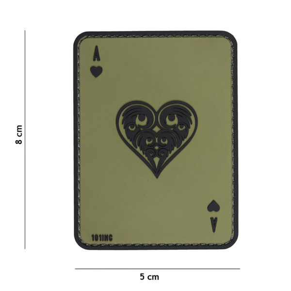 444130 5105 99 01 <p>Ontdek het unieke 3D PVC embleem in de vorm van een harten aas in een stijlvolle groene kleur. Dit embleem is voorzien van een praktische klittenband achterzijde, waardoor het eenvoudig te bevestigen is op kleding, tassen of andere uitrusting. Het is een perfecte aanvulling voor elke militaire of outdoor liefhebber die zijn of haar gear wil personaliseren. Voeg een vleugje karakter toe aan je outfit met dit opvallende embleem, dat zowel functioneel als decoratief is.</p>