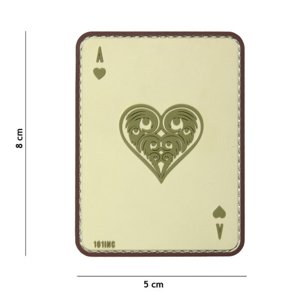 444130 5106 99 01 <p>Het Embleem 3D PVC harten aas coyote #19016 is een hoogwaardige badge die perfect is voor militaire en outdoor uitrusting. Gemaakt van duurzaam PVC, biedt dit embleem een unieke 3D-afwerking en is eenvoudig te bevestigen met de klittenband aan de achterzijde. Dit embleem voegt niet alleen een persoonlijk accent toe aan uw uitrusting, maar is ook praktisch en robuust genoeg voor intensief gebruik.</p>