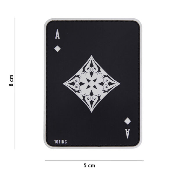 444130 5109 99 01 <p>Het Embleem 3D PVC ruiten aas in zwart (#19011) is een veelzijdig accessoire voor elke outdoorliefhebber of militair. Dit duurzame embleem is vervaardigd uit hoogwaardig PVC en uitgerust met een praktische klittenband aan de achterzijde, waardoor het eenvoudig op verschillende materialen en kledingstukken kan worden bevestigd. Voeg een stoere uitstraling toe aan je uitrusting met dit stijlvolle en functionele embleem.</p>