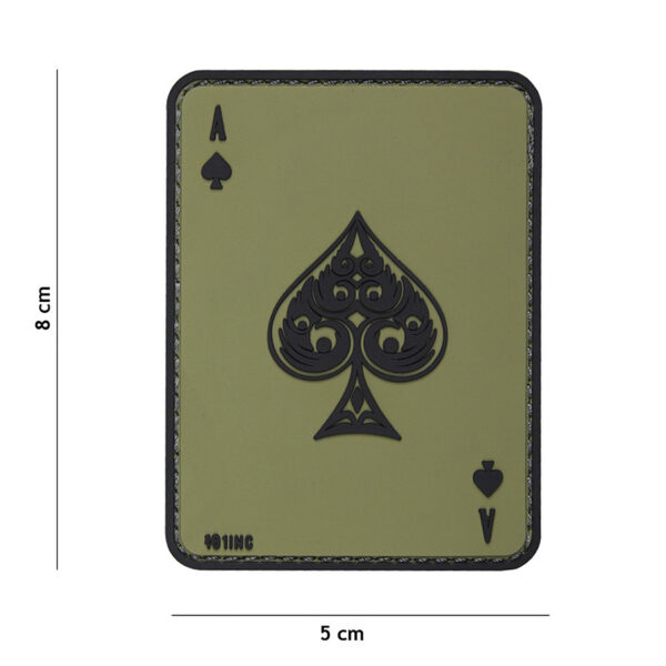444130 5111 99 01 <p>Het Embleem 3D PVC schoppen aas in de kleur groen is een onmisbaar accessoire voor iedere outdoor- en militaire enthousiast. Dit hoogwaardige embleem is vervaardigd uit duurzaam PVC en voorzien van klittenband aan de achterzijde, waardoor het eenvoudig op verschillende oppervlakken te bevestigen is. Met zijn unieke 3D-design voegt dit embleem niet alleen stijl toe aan uw uitrusting, maar ook een persoonlijk tintje. Perfect voor op uw rugzak, jas of pet. Maak uw uitrusting compleet met dit veelzijdige embleem!</p>