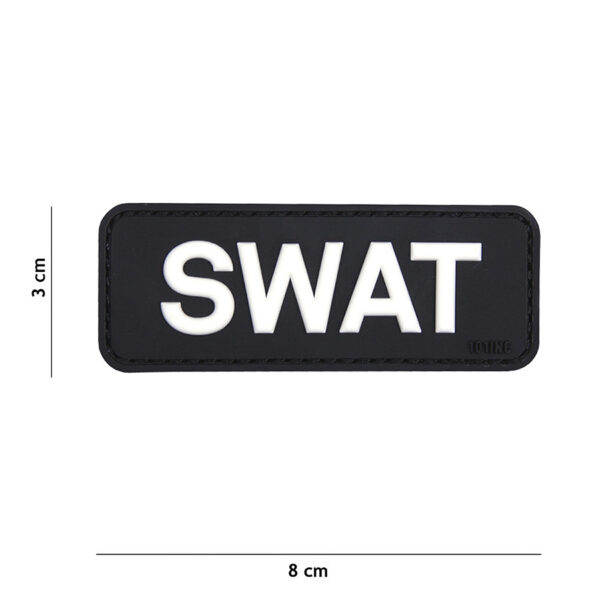 444130 5112 99 01 <p>Het 3D PVC SWAT embleem in zwart is een robuust en stijlvol accessoire voor elke militaire of outdoor uitrusting. Voorzien van klittenband aan de achterzijde, laat dit embleem zich eenvoudig bevestigen aan vesten, tassen of kleding. Met zijn opvallende ontwerp en duurzame materialen is dit embleem niet alleen een praktische toevoeging, maar ook een statement voor de echte liefhebber van tactische uitrusting.</p>