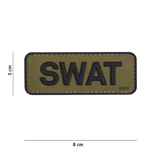 444130 5113 99 01 <p>Het 3D PVC SWAT embleem in groen en zwart is de perfecte aanvulling op jouw militaire of outdoor uitrusting. Dit duurzame embleem is vervaardigd van hoogwaardig PVC en voorzien van klittenband aan de achterzijde voor eenvoudige bevestiging op kleding, tas of uitrusting. Met zijn strakke ontwerp en sterke kleuren voegt het niet alleen stijl toe, maar ook een professioneel accent aan je outfit. Ideaal voor enthusiasts van tactische uitrusting en een must-have voor elke SWAT fan.</p>