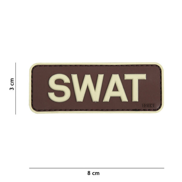 444130 5114 99 01 <p>Dit hoogwaardige 3D PVC embleem in bruin is perfect voor wie een stoere en professionele uitstraling zoekt. Met een handige klittenband aan de achterzijde is het eenvoudig te bevestigen op kleding, tassen of andere uitrusting. Dit embleem is ideaal voor militaire en outdoor activiteiten of als aanvulling op je verzameling. Voeg een uniek accent toe aan je gear met dit SWAT embleem, SKU 444130-5114.</p>