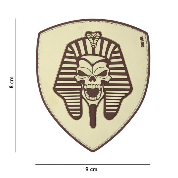 444130 5123 99 01 <p>Voeg een stoere uitstraling toe aan je uitrusting met het 3D PVC Embleem Farao Skull in beige (#19006). Dit hoogwaardige embleem is vervaardigd uit duurzaam PVC en voorzien van klittenband aan de achterzijde, waardoor het eenvoudig te bevestigen is op verschillende oppervlakken. Perfect voor de liefhebber van militaire en outdoor uitrusting die zijn stijl wil personaliseren. Een must-have accessoire voor elke avonturier!</p>