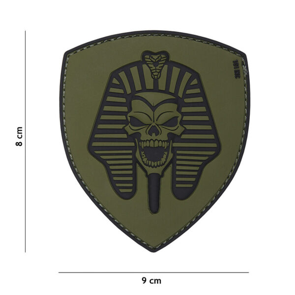 444130 5124 99 01 <p>Breng een stoere uitstraling naar je uitrusting met het Embleem 3D PVC Farao skull groen #19007. Dit hoogwaardige embleem is vervaardigd uit duurzaam PVC en beschikt over een handige klittenband aan de achterzijde voor eenvoudige bevestiging. Perfect voor het personaliseren van kleding, tassen of andere uitrusting, voegt dit unieke design een vleugje karakter toe aan je militaire of outdoor gear. Maak je outfit compleet met dit opvallende accessoire!</p>