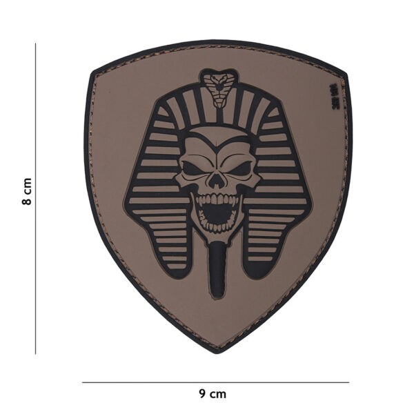 444130 5127 99 01 <p>Het Embleem 3D PVC Farao skull in grijs (#19008) is een stoer en uniek accessoire voor elke militaire en outdoor liefhebber. Dit hoogwaardige PVC-embleem is voorzien van een klittenband aan de achterzijde, waardoor het eenvoudig aan kleding, tassen of uitrusting te bevestigen is. Met zijn gedetailleerde ontwerp en veelzijdige inzetbaarheid is dit embleem een perfecte aanvulling op jouw uitrusting.</p>