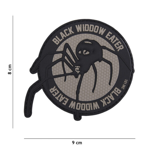 444130 5130 99 01 <p>Ontdek het Embleem 3D PVC Black Widow Eater in grijs (#16031), perfect voor jouw militaire en outdoor uitrusting. Dit duurzame embleem is vervaardigd van hoogwaardig PVC en beschikt over een praktische klittenband achterzijde, waarmee je het eenvoudig kunt bevestigen op kleding of uitrusting. Het unieke ontwerp voegt een stijlvolle en herkenbare touch toe aan je outfit, ideaal voor zowel de fanatieke verzamelaar als de outdoor enthusiast. Een must-have accessoire voor elke avontuurlijke geest!</p>