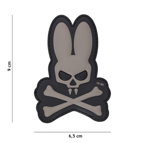 444130 5134 99 01 <p>Voeg een stoere uitstraling toe aan je uitrusting met het 3D PVC Skull Bunny embleem in grijs. Dit unieke embleem is vervaardigd uit duurzaam PVC en voorzien van klittenband aan de achterzijde, waardoor het eenvoudig op te bevestigen is op jassen, rugzakken of andere uitrusting. Perfect voor militaire en outdoor liefhebbers die hun stijl willen personaliseren.</p>
