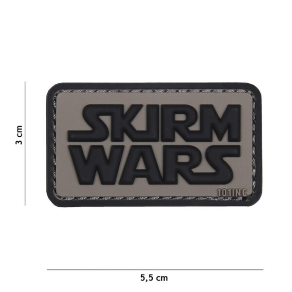 444130 5141 99 01 <p>Ontdek het Embleem 3D PVC Skirm Wars in grijs (#18058), een perfect accessoire voor elke militaire en outdoor liefhebber. Dit duurzame embleem is vervaardigd van hoogwaardig PVC en voorzien van klittenband aan de achterzijde, waardoor het eenvoudig te bevestigen is op kleding, rugzakken of andere uitrusting. Voeg een stoere touch toe aan uw outfit met dit unieke embleem dat niet alleen stijlvol is, maar ook functioneel.</p>