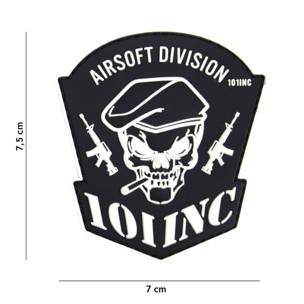 444130 5153 99 01 <p>Het Embleem 3D PVC Airsoft Division 101 INC in zwart is een stijlvol en duurzaam accessoire voor elke airsoftliefhebber. Met een praktische klittenband aan de achterzijde bevestig je het embleem eenvoudig aan je uitrusting, kleding of tas. Dit embleem is een uitstekende keuze om je teamidentiteit te tonen en je gear een professionele uitstraling te geven. Perfect voor gebruik tijdens airsoftwedstrijden of andere outdooractiviteiten.</p>