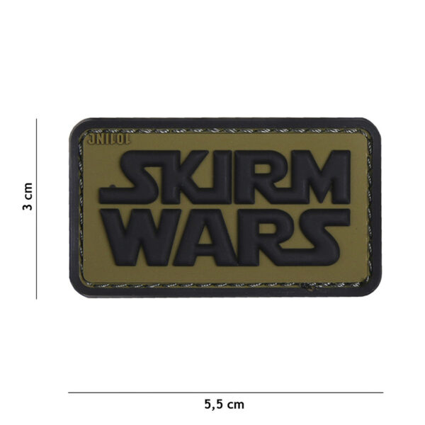 444130 5156 99 01 <p>Voeg een stoere touch toe aan je uitrusting met het Embleem 3D PVC Skirm Wars in groen (#18057). Dit hoogwaardige embleem beschikt over een duurzame klittenbandachterzijde, waardoor je het eenvoudig kunt bevestigen op jassen, tassen of andere uitrusting. Het opvallende design maakt het niet alleen functioneel, maar ook een echte blikvanger voor elke outdoor- of militaire liefhebber. Upgrade je gear met dit unieke embleem!</p>