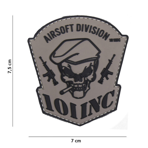 444130 5159 99 01 <p>Ontdek het Embleem 3D PVC Airsoft Division 101 INC in stijlvol grijs. Dit hoogwaardige embleem is vervaardigd van duurzaam PVC en is voorzien van een praktische klittenband achterzijde, waardoor je het eenvoudig kunt bevestigen aan je uitrusting. Perfect voor airsoftliefhebbers en verzamelaars die hun gear willen personaliseren. Voeg een professionele touch toe aan je outfit met dit unieke embleem.</p>