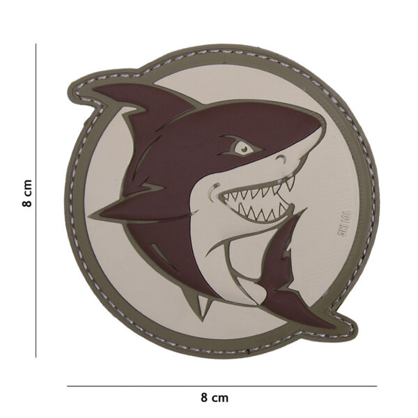 444130 5160 99 01 <p>Het Embleem 3D PVC aanvallende haai in bruin (#18001) is een opvallende toevoeging aan uw militaire of outdoor uitrusting. Dit hoogwaardige PVC-embleem is voorzien van klittenband aan de achterzijde, waardoor het eenvoudig te bevestigen is op uw gear. Met zijn gedetailleerde ontwerp en duurzame materialen is dit embleem niet alleen een stijlvol accessoire, maar ook een praktische manier om uw persoonlijke uitstraling te benadrukken. Perfect voor fans van de marine of voor wie een stoere look zoekt.</p>