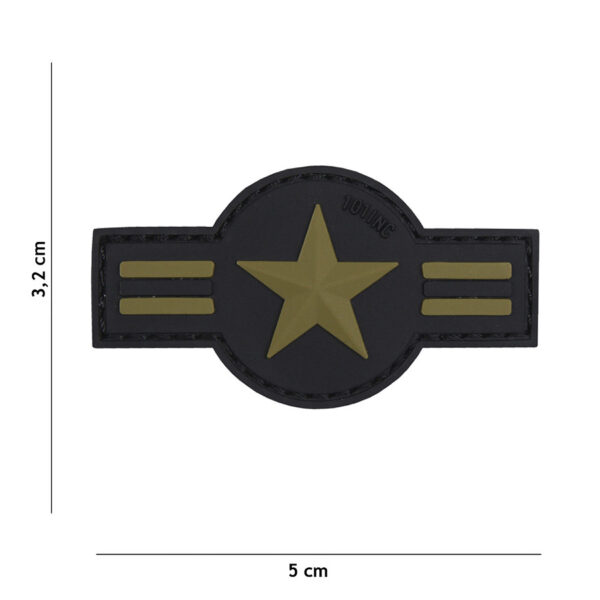 444130 5163 99 01 <p>Voeg een vleugje militaire stijl toe aan uw uitrusting met het 3D PVC Embleem van de U.S. Air Force in het groen (#18073). Dit hoogwaardige embleem is voorzien van een klittenband aan de achterzijde, waardoor het eenvoudig op te bevestigen is aan kleding of uitrusting. Perfect voor zowel verzamelaars als outdoor enthousiastelingen die een authentieke uitstraling willen creëren. Het embleem is duurzaam en bestand tegen de elementen, waardoor het een ideale aanvulling is op uw militaire of outdoor gear.</p>