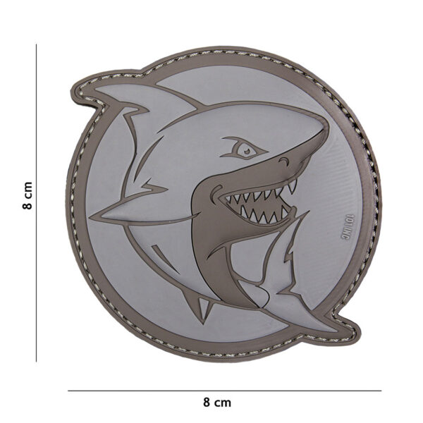 444130 5164 99 01 <p>Voeg een stoere uitstraling toe aan je uitrusting met het 3D PVC embleem van een aanvallende haai in grijs (#17088). Dit embleem is voorzien van een stevige klittenband aan de achterzijde, waardoor je het eenvoudig kunt bevestigen op kleding, tassen of andere uitrusting. Perfect voor militaire en outdoor liefhebbers die hun stijl willen personaliseren. Maak je gear compleet met dit unieke en opvallende embleem!</p>