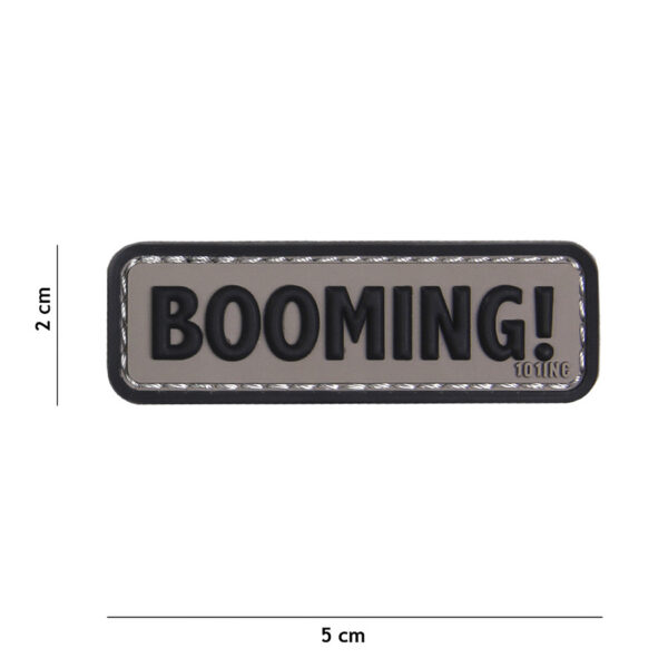444130 5169 99 01 <p>Voeg een stoere uitstraling toe aan je uitrusting met het 3D PVC embleem 'Booming!' in grijs en zwart. Dit hoogwaardige embleem is voorzien van een sterke klittenband achterzijde, waardoor het eenvoudig op elke tactische uitrusting of kleding kan worden bevestigd. Perfect voor militaire en outdoor liefhebbers die hun stijl willen personaliseren. Maak je outfit compleet met dit opvallende embleem!</p>