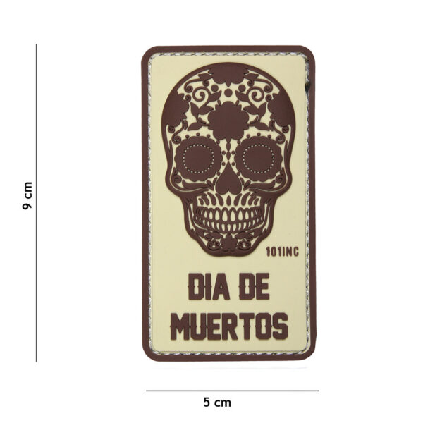 444130 5172 99 01 <p>Voeg een unieke touch toe aan je outfit met het Embleem 3D PVC Dia de Muertos in beige. Dit stijlvolle embleem, voorzien van klittenband aan de achterzijde, is perfect voor het personaliseren van kleding, tassen of andere accessoires. Het opvallende ontwerp maakt het een geweldige keuze voor liefhebbers van de Dia de Muertos-cultuur. Met zijn duurzame PVC-materialen is dit embleem niet alleen visueel aantrekkelijk, maar ook bestand tegen de elementen. Maak je look compleet met dit bijzondere embleem!</p>