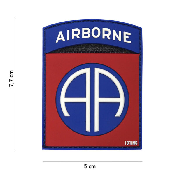 444130 5175 99 01 <p>Dit hoogwaardige 3D PVC embleem van de 82nd Airborne Division in het rood is perfect voor militaire en outdoor liefhebbers. Met een klittenband aan de achterzijde is het eenvoudig te bevestigen op kleding of uitrusting. Dit embleem staat symbool voor een van de meest elite luchtlandingseenheden van het Amerikaanse leger, die bekendstaat om zijn snelle inzetbaarheid en uitstekende training. Voeg dit unieke embleem toe aan uw collectie en toon uw verbondenheid met de legendarische 82nd Airborne.</p>