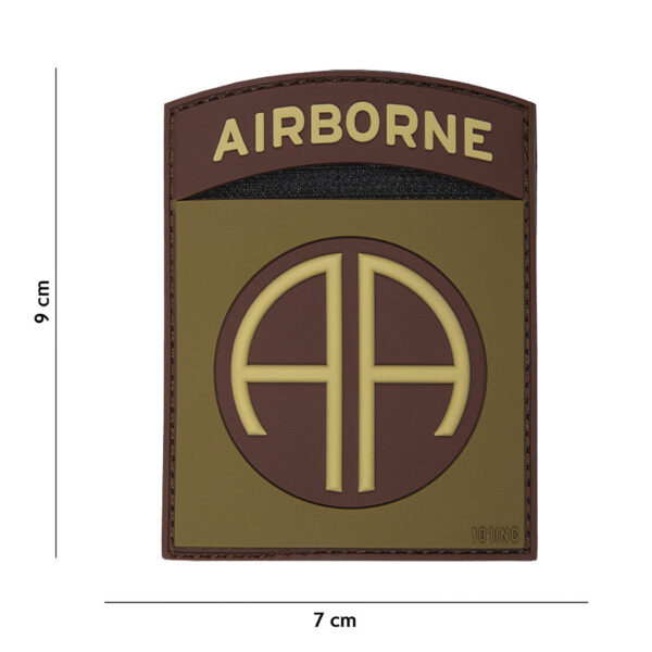 444130 5176 99 01 <p>Dit hoogwaardige 3D PVC embleem van de 82nd Airborne Division is perfect voor elke militaire of outdoor liefhebber. Met een stevig klittenband aan de achterzijde, is het eenvoudig te bevestigen aan kleding of uitrusting. De 82nd Airborne, ook wel bekend als de 'All-American' divisie, staat bekend om zijn elite parachute-operaties en strategische mobiliteit. Dit embleem is een eerbetoon aan de trots en geschiedenis van deze legendarische eenheid.</p>