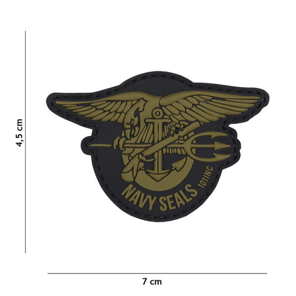 444130 5177 99 01 <p>Dit hoogwaardige 3D PVC embleem van de Navy Seals in een stijlvolle groene kleur is perfect voor elke militaire of outdoor uitrusting. Het embleem is voorzien van een praktische klittenbandsluiting aan de achterzijde, waardoor het eenvoudig te bevestigen is op kleding, tassen of andere uitrusting. Voeg een stoere en authentieke uitstraling toe aan jouw gear met dit duurzame en veelzijdige embleem.</p>