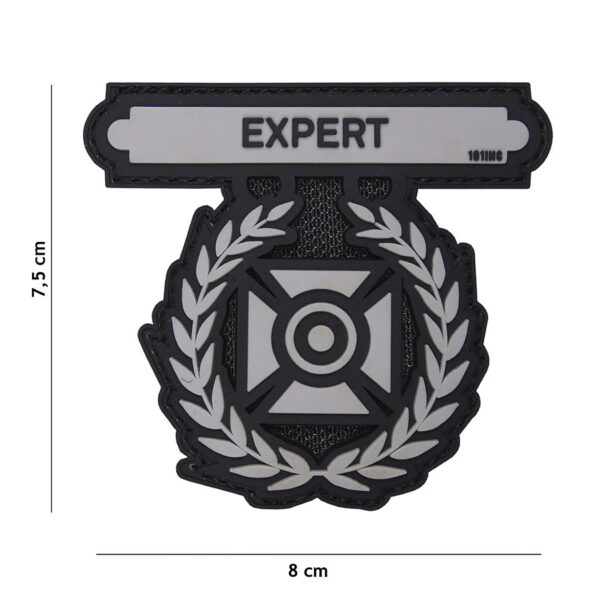 444130 5179 99 01 <p>Het Embleem 3D PVC Expert in grijs (#17064) is een robuust en stijlvol accessoire voor jouw militaire of outdoor uitrusting. Dit hoogwaardige embleem is vervaardigd van duurzaam PVC en is voorzien van een praktische klittenband aan de achterzijde, waardoor het eenvoudig te bevestigen en verwijderen is. Of je het nu op je kleding, tas of uitrusting wilt dragen, dit embleem voegt een professionele uitstraling toe en is ideaal voor elke avontuurlijke gelegenheid.</p>