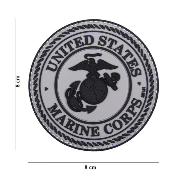 444130 5189 99 01 <p>Voeg een stukje geschiedenis en trots toe aan je uitrusting met het Embleem 3D PVC United States Marine Corps in grijs. Dit hoogwaardige PVC-embleem is voorzien van klittenband aan de achterzijde, waardoor je het eenvoudig kunt bevestigen op je kleding of uitrusting. Ideaal voor militaire liefhebbers en outdoor avonturiers die hun passie voor de Marine Corps willen tonen. Een must-have accessoire voor elke fan van het Amerikaanse leger!</p>