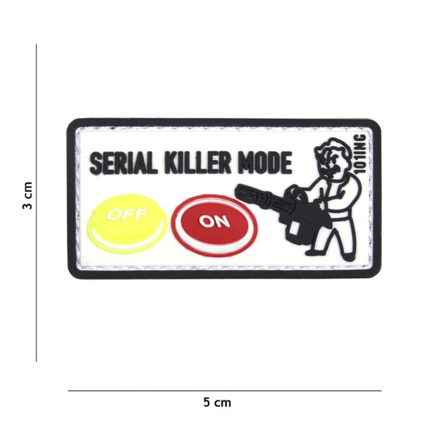 444130 5200 99 01 <p>Voeg een unieke touch toe aan je uitrusting met het Embleem 3D PVC Serial Killer in het wit. Dit hoogwaardige embleem is vervaardigd van duurzaam PVC en is voorzien van een praktische klittenband achterzijde, waardoor je het eenvoudig kunt bevestigen op verschillende stoffen en uitrusting. Perfect voor militaire en outdoor liefhebbers die op zoek zijn naar een opvallend detail in hun gear. Maak je look compleet en laat een blijvende indruk achter met dit opvallende embleem.</p>