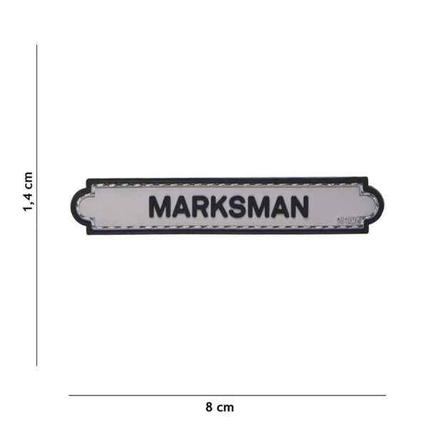 444130 5206 99 01 <p>Het 3D PVC Marksman tab embleem in grijs (#17081) is een hoogwaardige toevoeging aan uw militaire of outdoor uitrusting. Dit embleem is voorzien van een stevige klittenbandsluiting aan de achterzijde, waardoor het eenvoudig te bevestigen is op diverse stoffen. Met zijn subtiele, maar krachtige uitstraling is het perfect voor het personaliseren van uw gear of uniform. Het embleem is ontworpen voor duurzaamheid en functionaliteit, waardoor het een ideaal accessoire is voor zowel professionals als enthousiastelingen.</p>